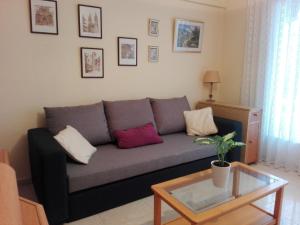 a living room with a gray couch and a table at Zeus Alexis II in Salou