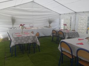 een witte tent met tafels en stoelen erin bij Gościniec Mariola in Człuchów
