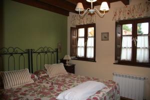 Postel nebo postele na pokoji v ubytování Hotel rural La Llastra