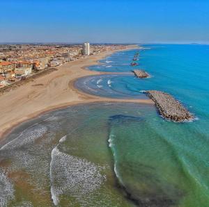 una vista aérea de una playa con rocas en el agua en Appartement Valras 1ere ligne vue mer en Valras-Plage