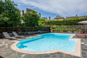 Bazén v ubytování Le Bailliage Hôtel & Spa nebo v jeho okolí