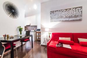 sala de estar con sofá rojo y mesa en Sant'Angelo Apartments, en Roma