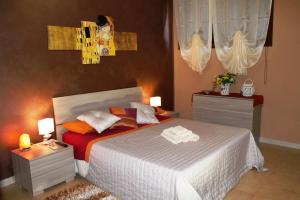 Un dormitorio con una cama con dos mesitas de noche y dos lámparas. en CasaBlueLive, en Venafro