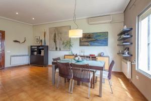 une cuisine et une salle à manger avec une table et des chaises dans l'établissement La Casa del Río, à Pedralba