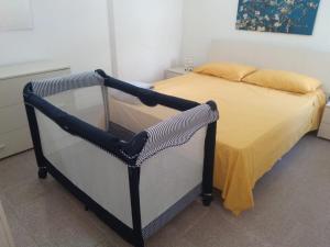 アルカモ・マリーナにあるLa rosa dei ventiのベッドルーム1室(黄色と白のベッドカバー付)