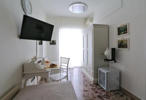 a living room with a desk and a television at SOLIDEA BNB in Salerno