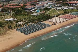 een luchtzicht op een resort met een strand bij Alba Royal Hotel - Ultra All Inclusive -Adults Only (+16) in Side