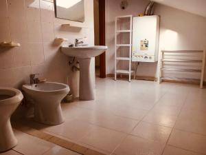 a bathroom with a sink and a toilet at Mansardina in centro in Tagliacozzo