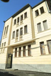 un gran edificio blanco con muchas ventanas en AL SHEIKH 5 BEDROOM LUXURY APARTMENT 1, en Ereván