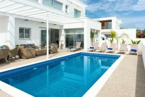 una piscina frente a una casa en Villa Roberta, en Ayia Napa