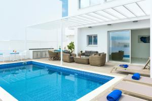 una piscina en una casa con sala de estar en Villa Roberta, en Ayia Napa