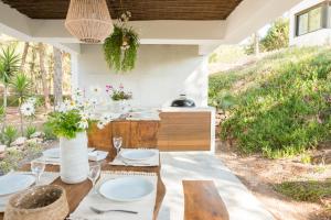 an outdoor dining area with a table and chairs at Nyumba ya Sun in Cala Tarida