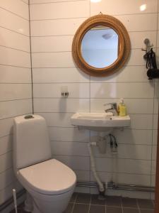 y baño con aseo y lavamanos. en Cute small apartment on the pier in Nyksund, en Nyksund