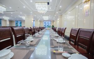 岑山的住宿－Khách sạn Hoàng Thái，长长的用餐室配有长桌子和椅子