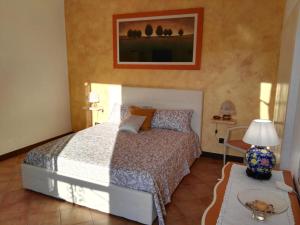 1 dormitorio con 1 cama y 1 mesa con lámpara en Piramide Gold en Roma