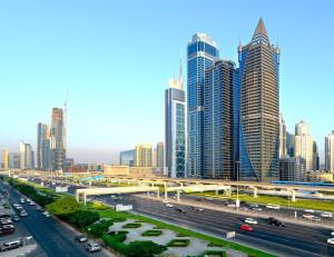 eine Stadt mit Autobahn und vielen hohen Gebäuden in der Unterkunft City Premiere Hotel Apartments - Dubai in Dubai