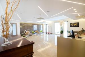 A television and/or entertainment centre at Forte 2 Hotel
