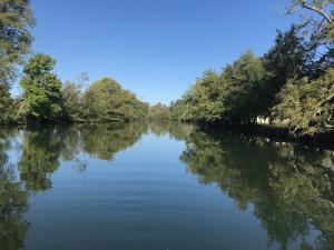 Pemandangan tasik dekat dengan rumah tamu ini