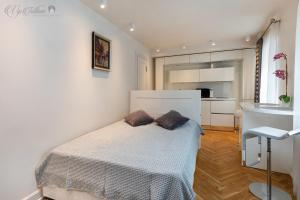 a small bedroom with a bed and a kitchen at Vip Old Town Apartments in Tallinn