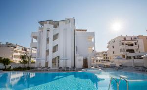 Bazén v ubytování Forte 2 Hotel nebo v jeho okolí