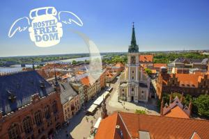 uma vista aérea de uma cidade com uma torre de relógio em Hostel Freedom em Toruń