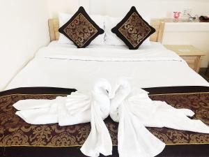 Giường trong phòng chung tại Kim Ngân Hotel Buôn Ma Thuột