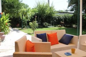 un sofá con almohadas coloridas en el patio en Casa BlueLive, en Venafro