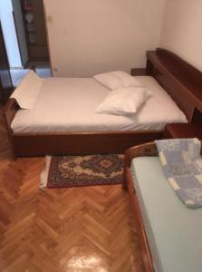 - une chambre avec 2 lits et du parquet dans l'établissement Apartman Jere Matošin, à Primošten