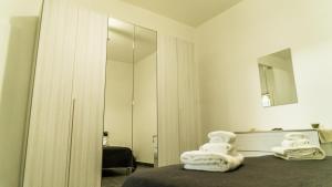 a room with towels on a bed with a mirror at Il Nido del Gabbiano in Bagheria