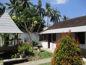 uma vista para a frente de uma casa em La Casa Homestay em Senggigi