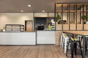 Eldhús eða eldhúskrókur á Super 8 by Wyndham Dresden