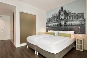 Rúm í herbergi á Super 8 by Wyndham Dresden