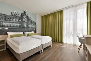 Rúm í herbergi á Super 8 by Wyndham Dresden