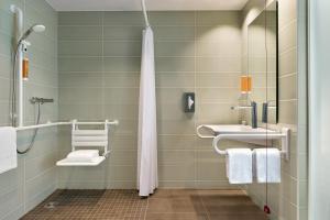 Baðherbergi á Super 8 by Wyndham Dresden