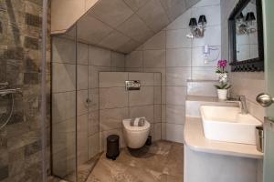 ein Bad mit einem WC und einem Waschbecken in der Unterkunft Katerina's Luxury Apartments in Limenas