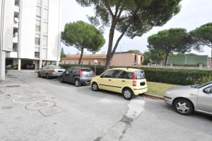 un grupo de autos estacionados en un estacionamiento en Cisanello Appartamenti Teresa, en Pisa