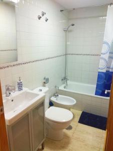 een badkamer met een toilet, een wastafel en een bad bij Fantastico Apartamento con solárium in Los Alcázares