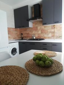 een keuken met een tafel met een kom groene bananen bij Boulevard in Krementsjoek