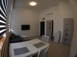 salon z kanapą, stołem i telewizorem w obiekcie Bulwary Apartments w Szczecinie