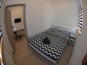 widok na łóżko w pokoju z lustrem w obiekcie Bulwary Apartments w Szczecinie