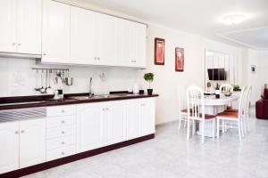 A kitchen or kitchenette at Casa Julia 2 gran piso vistas playa Las Teresitas 4 pax