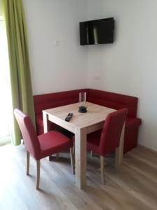Televízia a/alebo spoločenská miestnosť v ubytovaní Appartements Bleistattblick
