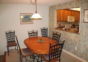 een eettafel en stoelen in een keuken bij Summerhouse 228 Condo in St. Augustine
