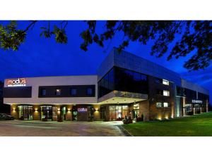 een gebouw met 's nachts een bord bij Hotel Modus in Łaziska Górne