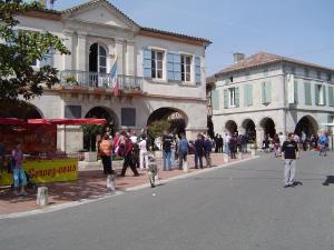 a group of people walking on a city street at Gîte Rozies Dunes 4 p in Dunes