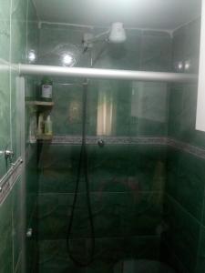 Bilik mandi di Hostel Mota
