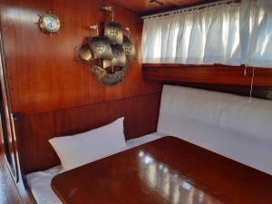 um pequeno quarto com uma cama e uma janela em Cafe Sander´s Camping auf der Mosel em Winningen