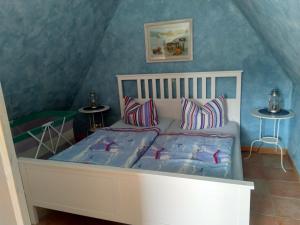 um quarto com uma cama com duas almofadas em Ferienwohnung STRANDGUT em Kühlungsborn