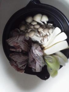 TakizawaMizubasho的桌上一碗食物,包括肉类和蔬菜
