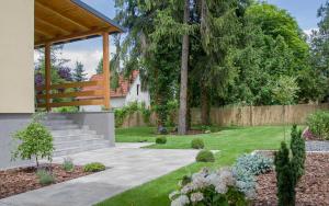 a garden with a stone path and a wooden pergola at Ditlin in Pápa